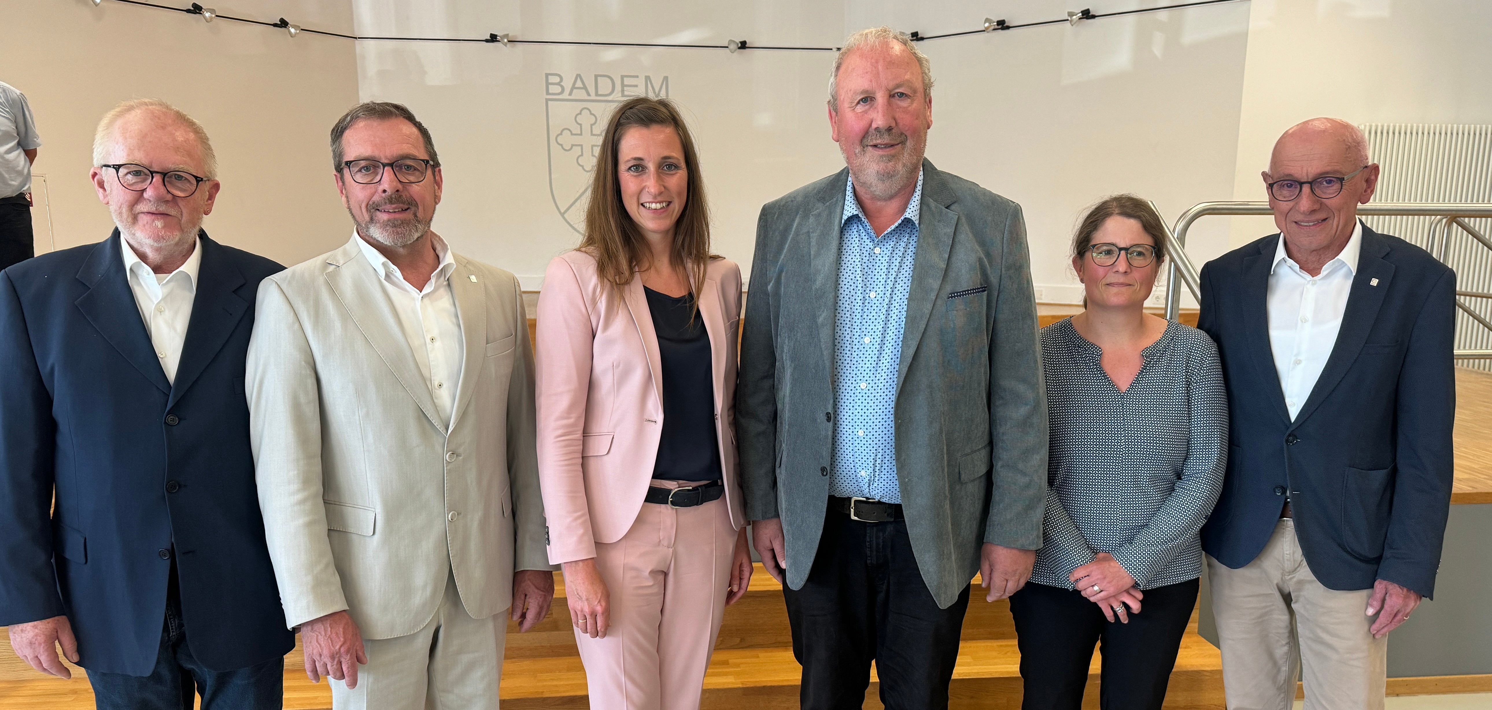 Das Foto zeigt die gewählten Beigeordneten und Bürgermeisterin Janine Fischer.