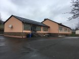 Schulgebäude Grundschule Burbach langgestrecktes einstöckiges Gebäude mit Anbau