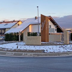 leicht schneebedeckter Kreisel in Badem mit Steele im Innenbereich