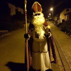 Der Nikolaus mit Bischofsstab, Mütze und weißem Bart 