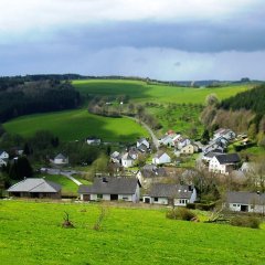 Blick auf die Ortslage im Tal