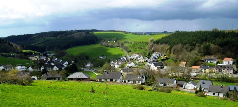 Blick auf die Ortslage im Tal