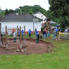 Spielplatz Dorfmitte - viele Helfer*innen stellen Spielgerät auf