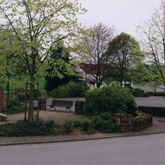 Dorfplatz Baustert mit Parkplatz, in Bruchsteinmauer umfasst