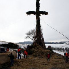 Dorfjugend stellt Hüttenbaum auf mit Traktor und vereinten Kräften