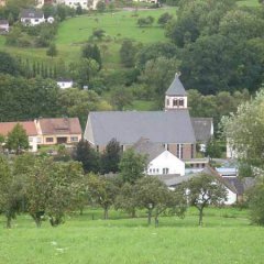 Die Kirche in Baustert mit umliegenden Häusern