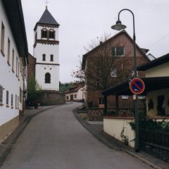 Blick in die Kirchstraße mit Augenmerk auf die Pfarrkirche