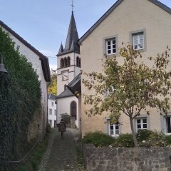 Blick durch die Gasse auf die Kirche