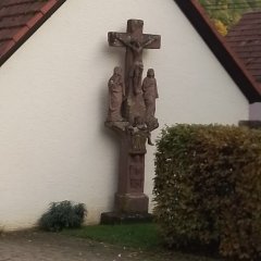 Kreuzigungsgruppe an der Kirche