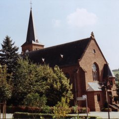 Kirche in Sandsteinbau mit einem Turm in Bickendorf