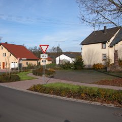 Kreuzungsbereich Nattenheimer Straße- Straßenansicht mit Dorfbrunnen 