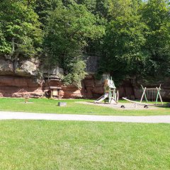 Spielplatz am Stausee mit mehreren Holzgeräten