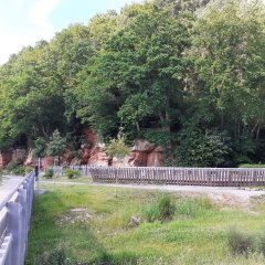 Blick über die Wanderbrücke auf den roten Felsen