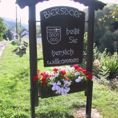 Begrüßungsschild mit Inschrift Biersdorf heißt Sie herzlich willkommen