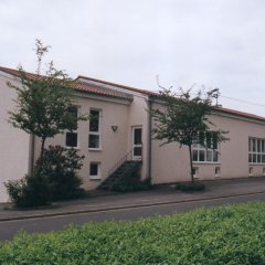 langestrecktes Gemeindehaus an der Kreisstraße