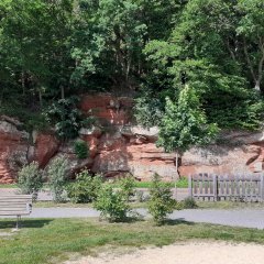 Naturdenkmal roter Felsen, oberhalb mit Bäumen bestanden