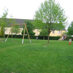 Spielende Kinder auf einem Spielplatz