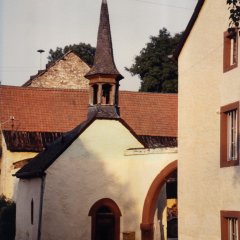 Hofkapelle Elsen mit Torbogen zum Hof