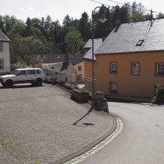 Blick in die untere Dorfstraße zeitgt ein renoviertees Bauernhaus und ein weiteres Wohnhaus