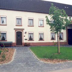 zweistöckiges Bauernhaus mit Satteldach