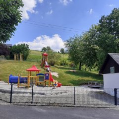 Spielplatz in der Dorfmitte mit bunten Spielgeräten