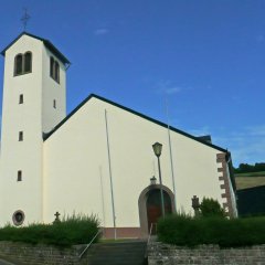 Kath. Kirche Burbach mit einem schlichten Turm