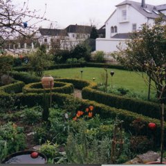 Pfarrgarten in Dockendorf mit Buchsbäumen umfasster Weg