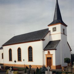 Katholische Kirche mit Schiff und Turm