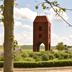 Stählernde Nachbildung der Burg Dudeldorf im Verkehrskreisel an der B 50