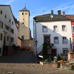 Marktplatz mit Blick auf die Kirche und alten Geschäftshäusern