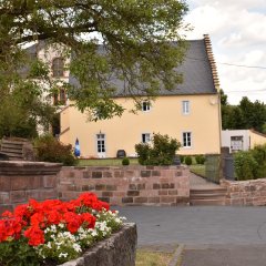 Pfarrhaus Ordorf mit Sandsteinmauer umgeben