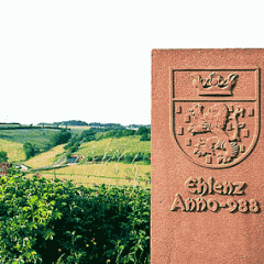 Begrüßungsstein an der Kreisstraße aus Sandstein mit Wappen und Inschrift "Ehlenz Anno 988"