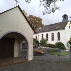 Kapelle Seitenansicht mit Leichenhalle im Vordergrund