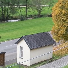 Kleine Buswartehalle an der Landesstraße