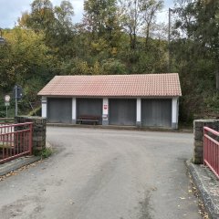 ehemaliges Feuerwehrgerätehaus mit vier kleinen  Garagentoren