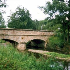 historische Brücke über die Enz aus Sandsteinen