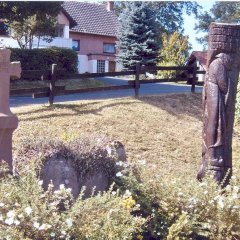 Wegekreuz im Ort - eins aus Sandstein, eines aus Holz geschnitzt