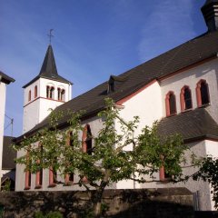 Pfarrkirche mit Turm in Nahaufnahme