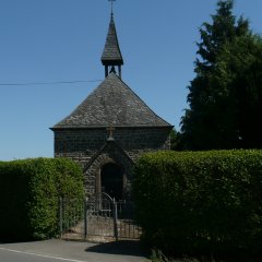mit Hecken umgebener Eingangsbereich  der Kapelle in Gelsdorf