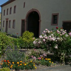 alter Bauernhof mit blühendem Vorgarten