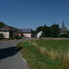 Einfahrtsbereich Hof Gelsdorf mit Kapelle und Bauernhaus