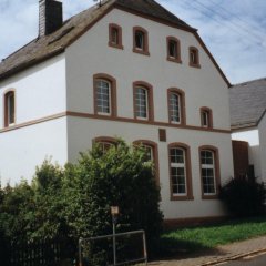 dreistöckiges Gemeindehaus, ehemaliges Schulgebäude