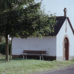 Kleine Kapelle mit Baum