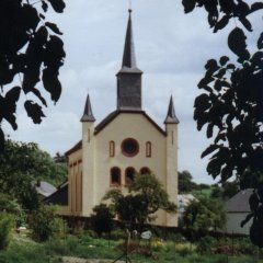 Pfarrkirche Gondorf mit drei Türmchen