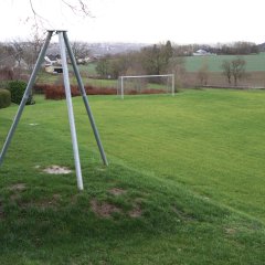 Hängeseilbahn neben einem Sportplatz mit Fußballtor