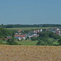 Blick auf die Ortsgemeinde Gransdorf mit zwei Kirchen