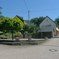 Dorfplatz mit Buswartehalle aus Sandstein