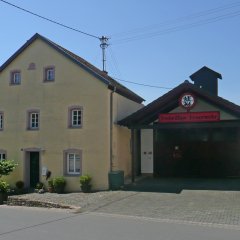 Feuerwehrgerätehaus mit angrenzendem sehenswertes Bauernhaus