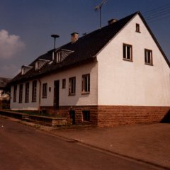 Einstöckiges Gemeindehaus, ehemaliges Schulgebäude
