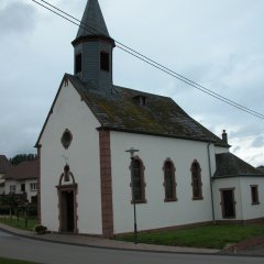 einschiffige Kapelle  mit Turm